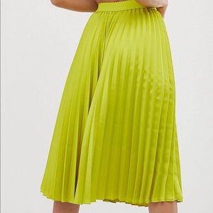 ASOS Curve Skirts - Pleated midi-skirt. ASOS Curve Skirts - Pleated midi-skirt.